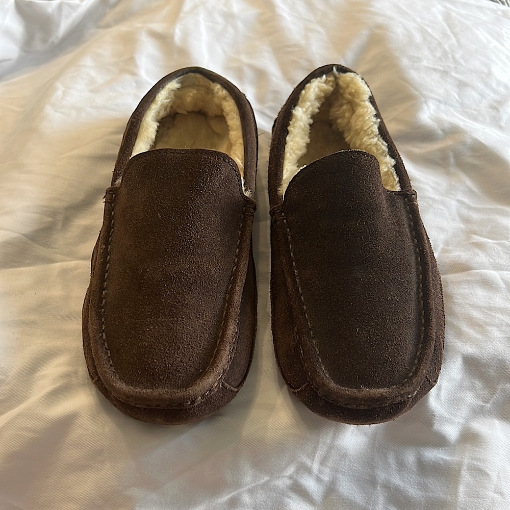 Brown Ugg Moccasin Slippers Men’s Size 8. Genuine fur lined. Great condition.